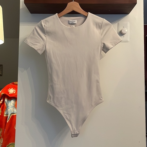 Aritzia Contour Crew Shortsleeve Bodysuit - Picture 6 of 9